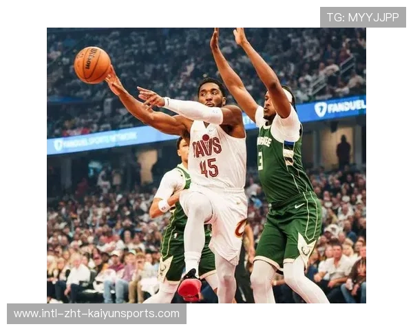 骑士升至东部第二:米切尔26分,小莫24+8+5,亨特29分,米切尔22分全队半场18记三分 爵士灭魔 骑士升至东部第二:米切尔26分,小莫24+8+5,亨特29分,米切尔22分全队半场18记三分 爵士灭魔