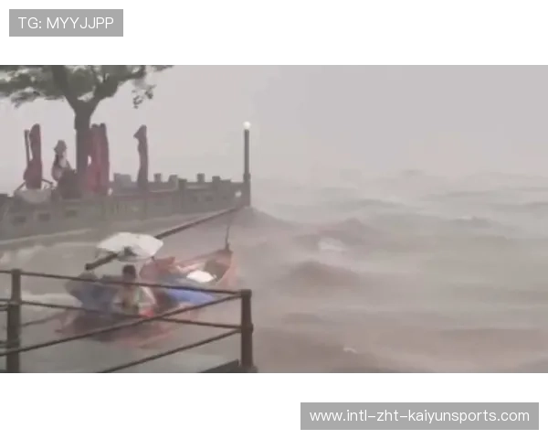 大风吹起东莞工人“空中飘荡秀”